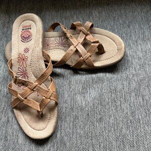 Earth Spirit Wini Womens Tan Crisscross Strap Sandals Size 8.5  Flip Flops Slide